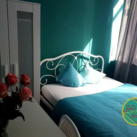 Zizi Hostel *